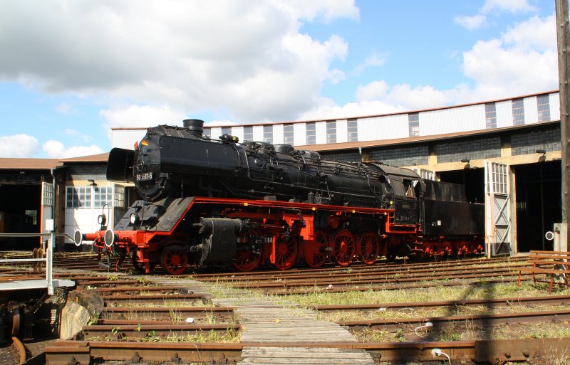 50 3517-5 steht am 12.09.09 vor dem Lokschuppen des ehemaligen BW Falkenberg oberer Bahnhof. Zur Zeit ist die Anlage nur an wenigen Tagen im Jahr zugnglich, hier soll aber in Zukunft ein Eisenbahnmuseum entstehen. Fr 3 Euro Eintritt gab es jede Menge zu sehen.