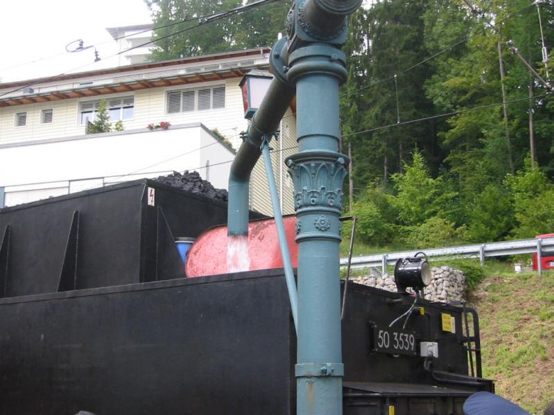 50 3539 fat frisches Wasser, bevor die Lok mit ihrem Sonderzug von Bad Herrenalb nach Ettlingen zurckfhrt. Die Aufnahme entstand am 22.08.2004.