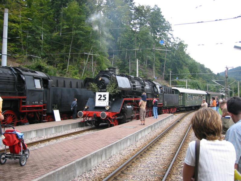 50 3539 der Ulmer Eisenbahnfreunde fhrt mit einem Sonderzug aus Richtung Ettlingen kommend in den Bahnhof von Bad Herrenalb ein.  Die Aufnahme entstand am 22.08.2004 beim dortigen Bahnhofsfest. Links im Bild ist 44 1616 zu erkennen, die ebenfalls zu Gast war.