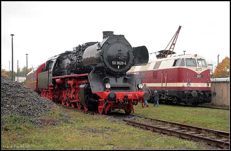 50 3626-4 steht neben MEG 207 auf dem Gelnde des Bw (Eisenbahnfest des TEV zum Weimarer Zwiebelmarkt, Weimar 10.10.2009)