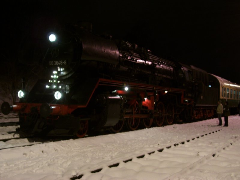 50 3648-8 am Abend des 13.12.08 im Bahnhof Schlettau.