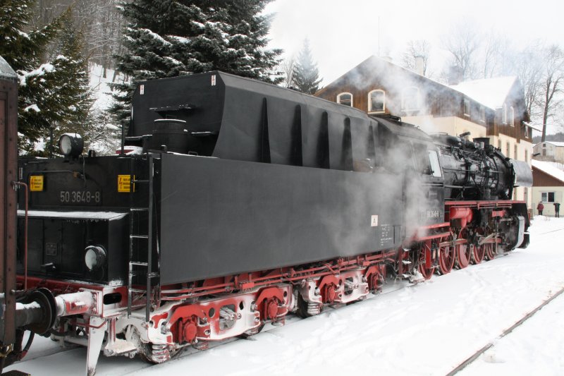 50 3648-8 auf dem Abstellgleis am 14.02.09 in Annaberg-Buchholz Sd. Der Tender hat schon einiges an Schnee aufgesammelt.