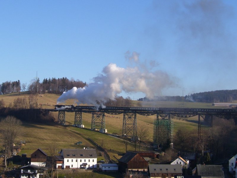 50 3648-8 berquert am 18.02.07 mit dem Eisenbahnromantik Sonderzug das Markersbacher Viadukt. 