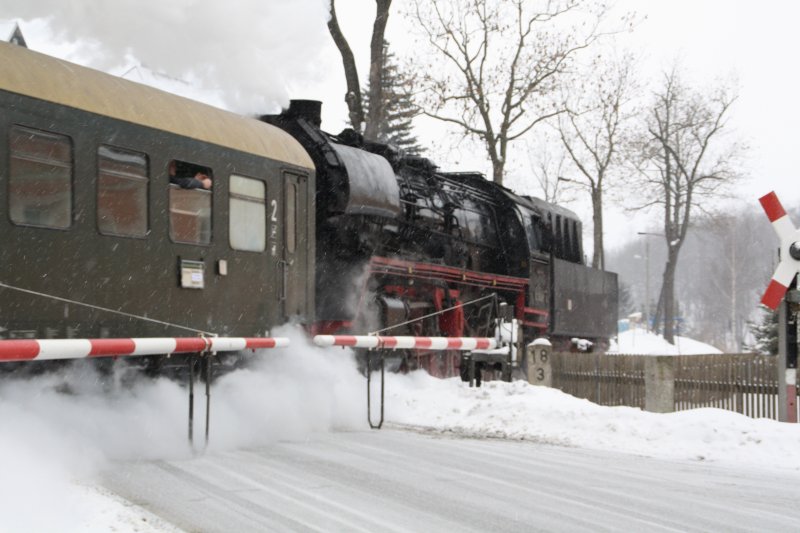 50 3648-8 verlsst mit ihrem Sonderzug am 14.02.09 den Bahnhof Markersbach in Richtung Schwarzenberg.