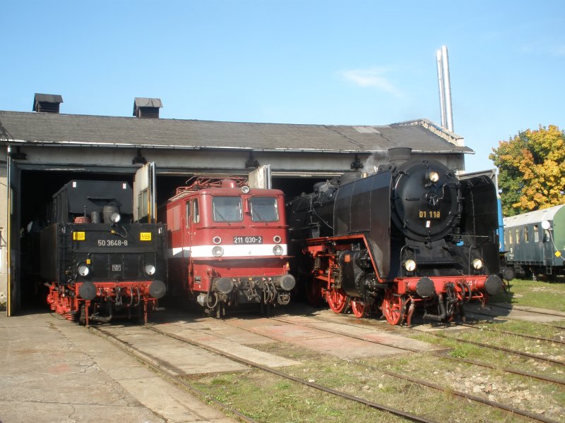 50 3648-8(defekt),211 030-2 und 01 118 im Lokschuppen des BW Weimar.Zum Bw Fest am 11.10.08.