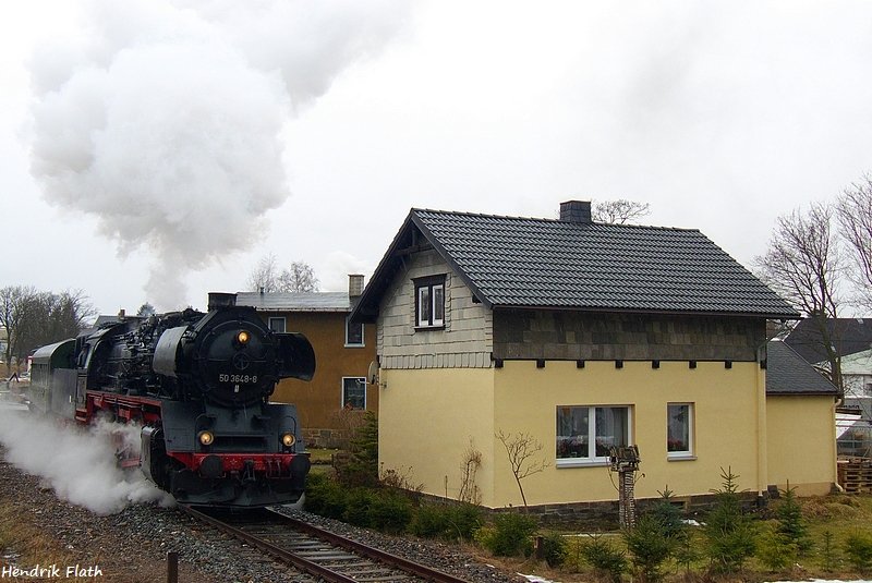 50 3648 dampft bei ihrer Abschiedsfahrt an einen ehem. Bahnw�rterh�uschen in Scheibenberg vorbei. Die 50 war mit einem Schieberschaden unterwegs und qu�lte sich mit einem furchtbaren Klang �ber die Steigungen der BSg-Linie. Datum: 28.03.2009