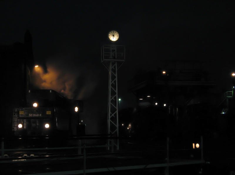 50 3648 nebelt den Kohlehochbunker in Chemnitz Hilbersdorf ein und lsst das Licht diffus wirken, 27.10.07