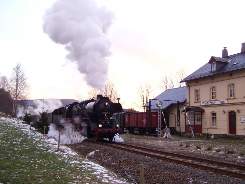 50 3648 passiert im Dezember 2007 den Schsischen Museumsbahnhof Bahnhof Waltersdorf.