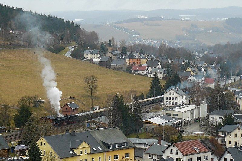 50 3648 steht bei ihrer Abschiedsfahrt im Bahnhof Markersbach zur Bahnfahrt nach Schlettau bereit. Die 50 war mit einem Schieberschaden unterwegs und qulte sich mit einem furchtbaren Klang ber die Steigungen der BSg-Linie. Als Standpunkt dient hier das Markersbacher Viadukt selbst. Datum: 28.03.2009