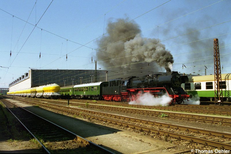50 3648 verlsst im Juli 1997 mit einem Sonderzug nach Cranzahl den Chemnitzer Hauptbahnhof.