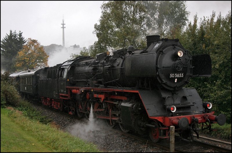 50 3655 dient dem Dampfzug als Bremslok hinab nach Brgge(Westf). (05.10.2008)