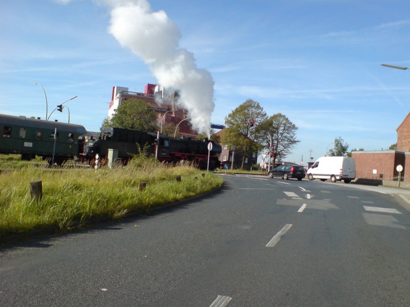 50 3682 - 7 auf dem Weg in den Hamburger Freihafen kurz vor der Rethe - Hubbr�cke. Sie zieht einen Sonderzug aus Donnerb�chsen und dreiachsigen Umbauwagen. Aufgenommen am 13.10 2007
