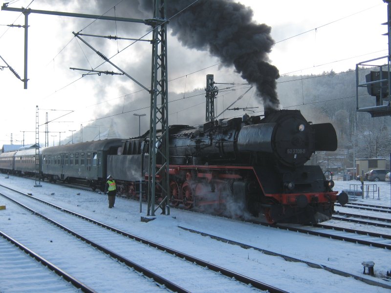 50 3708-0 mit ihrem Sonderzug nach Arnstadt aus G�ttingen kommend im Bahnhof Eisenach kurz vor der Weiterfahrt Richtung Meiningen. Zu diesem Zeitpunkt plus �ber eine Stunde.