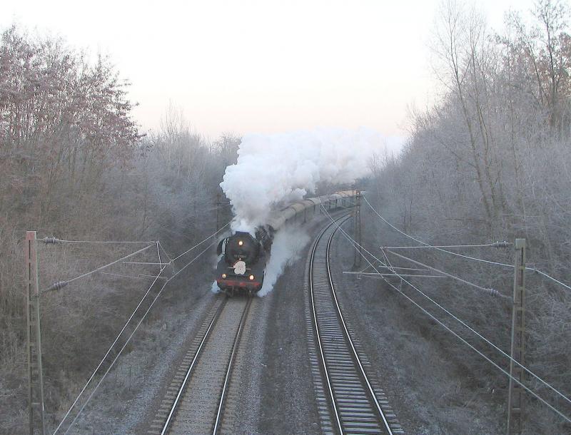 50 3708 ist am 11.12.2004 um 8.20 mit ihrem Sonderzug Vienenburg-Erfurt sdlich von Gttingen an der Abzw. Grone unterwegs.