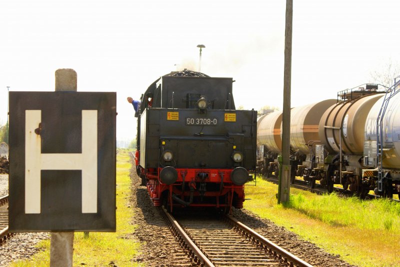 50 3708 wartet am Bahnsteigende auf den Fahrauftrag.