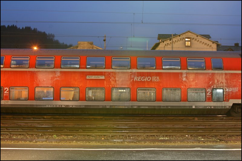 50 80 26-35 100-9 DBza751 der DB Regio AG Hessen aus Frankfurt/Main eingereiht im RE99 (RE 4673)  Main-Sieg-Express . Aufgenommen am 01.12.07 um 07.31 in Siegen.