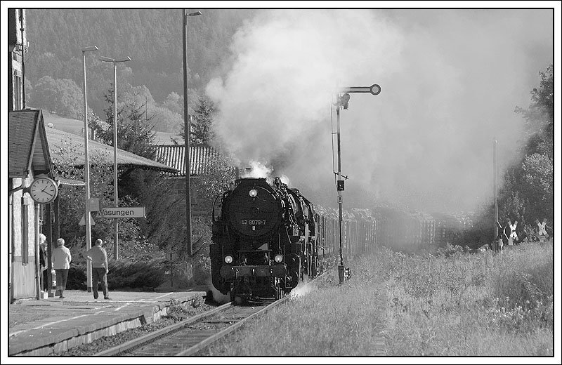 50 8079 und 50 8075 bei der Durchfahrt am 13.10.2007 in Wasungen mit 1600 Tonnen Holz am Haken.