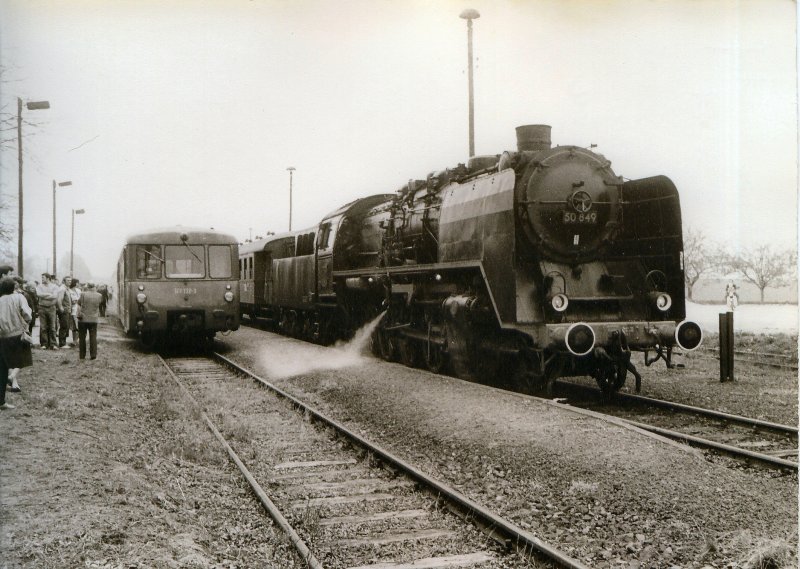 50 849 mit Sonderzug in Langenleuba, Kreuzung mit Schienenbus, um 1987