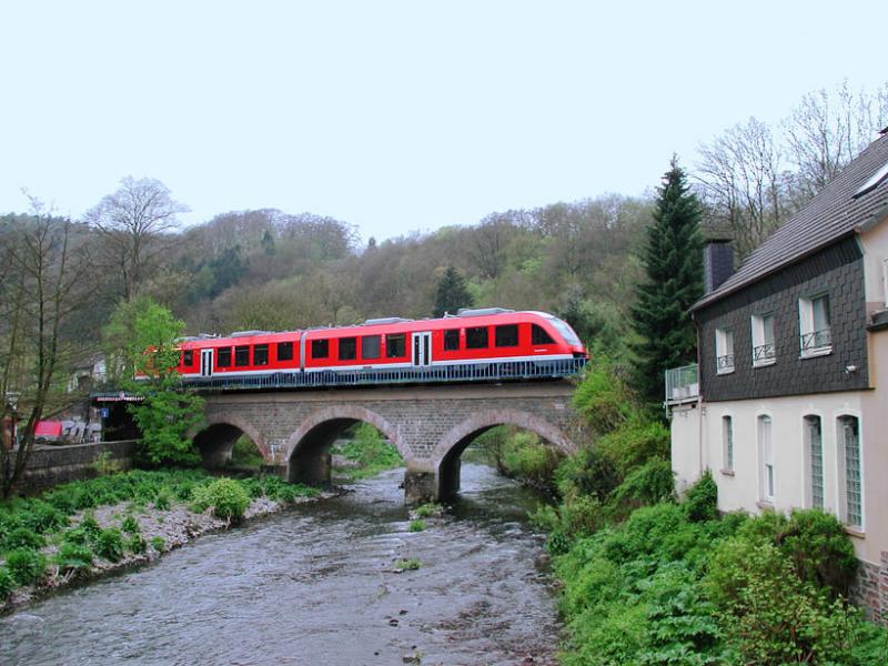 500 m von Zuhause, der Vt 648 von Ldenscheid nach Dortmund
kurz hinter der Ausfahrt des Bf- Hagen-Dahl, auf der Fahrt Ri. Hagen Hbf-Dortmund. Die Strecke ist z.Zt. nur eingleisig befahrbar. Bis ca. 1977  wurde die Strecke von Reisezgen ab Hagen Hbf bis Kln Hbf befahren. (ber Gummersbach, Overath) 
