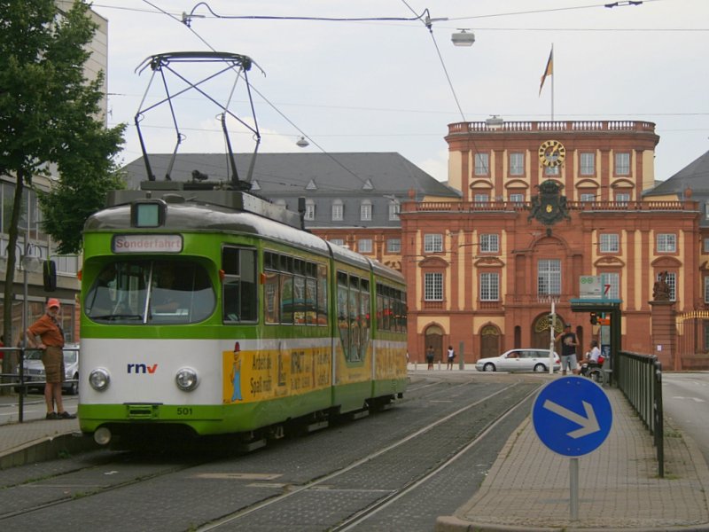 501 am 06. Juli vor dem Mannheimer Schloss.