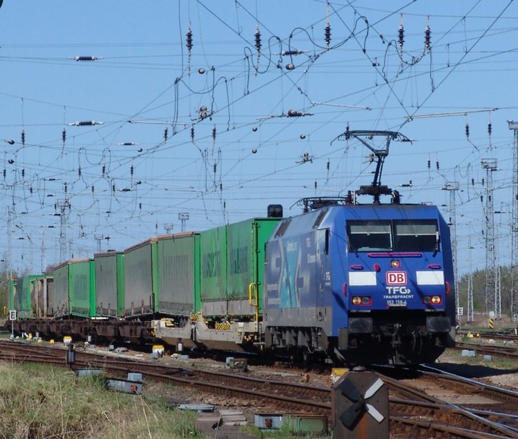 50192 von WRS nach Hamburg Billwerder-Moorfleet bei der Ausfahrt im Bahnhof Rostock-Seehafen.(19.04.09) 

