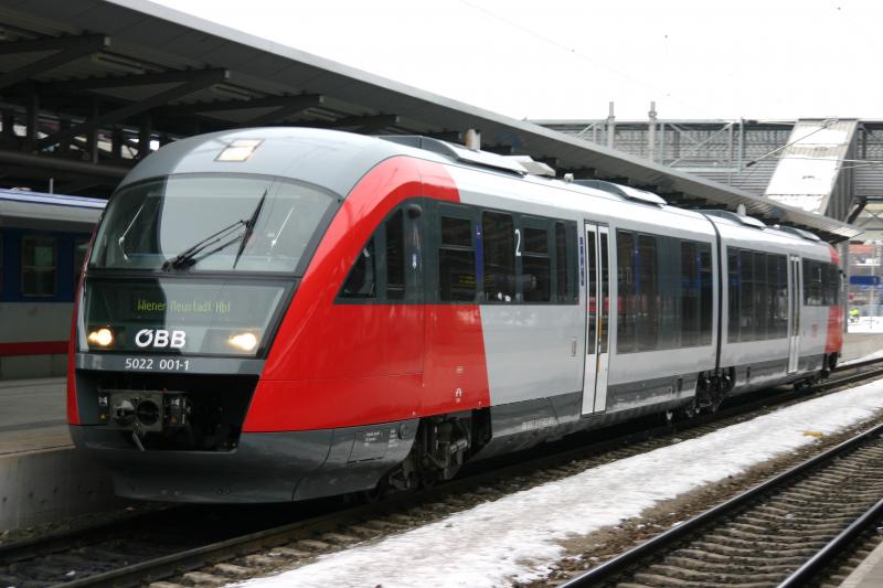 5022 001-1 als Regionalzug von Aspang bei der Einfahrt in Wiener Neustadt. (7.2.2006)