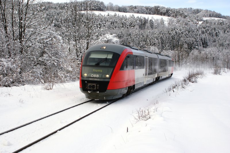 5022 004 am 19.03.2009 kurz vor dem Zugendbahnhof Aspang.