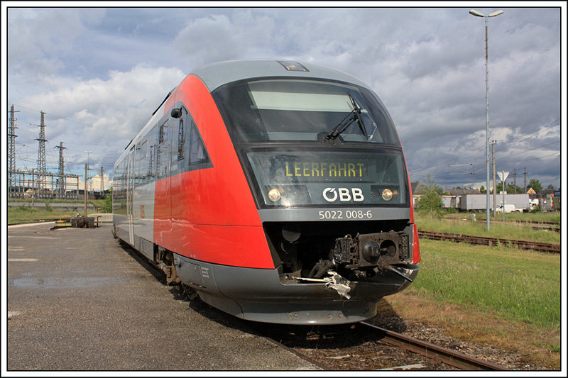 5022 008 wurde aufgrund eines Unfalls mit einem PKW zusammen mit dem VT 5022.014 nach Amstetten berstellt. Am 29. Mai 2009 gelang die Aufnahme vom beschdigten 5022 008 im Heizhaus Amstetten.