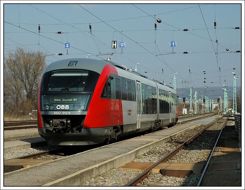 5022 012 als R 7815 auf dem Weg nach Wiener Neustadt. Dieser Desiro brachte uns am 10.3.2007 von Winden nach Wulkaprodersdorf, wo auch die Aufnahme entstand. 