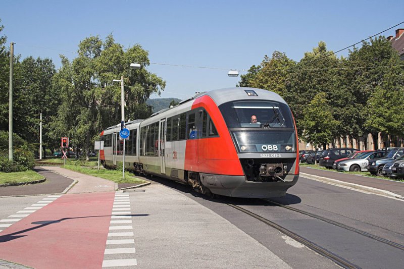 5022 013 ist auf der Verbindungsstrecke zwischen der M�hlkreisbahn und dem �BB-Netz in Richtung letzterem unterwegs. Hier wird gerade die kombinierte Stra�en-Schienen-Br�cke angefahren.