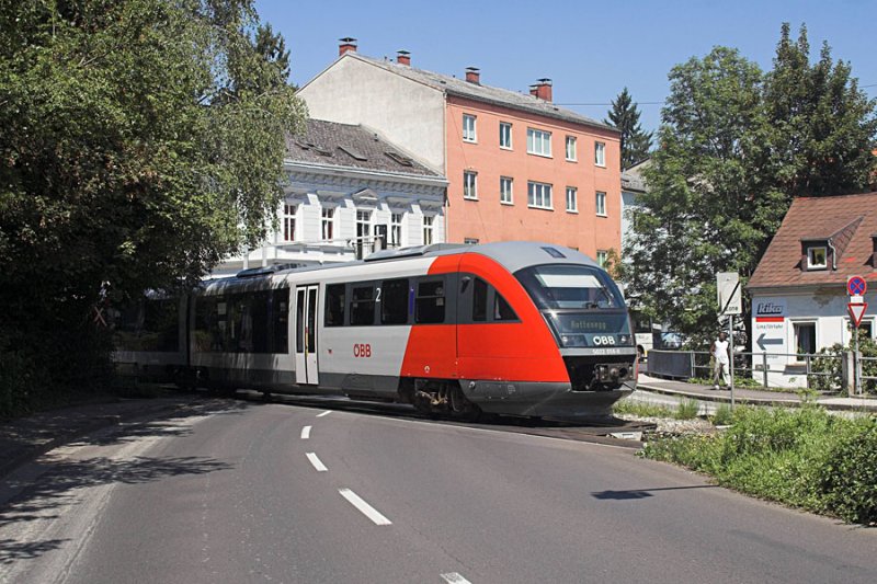 5022 014 ist als Regionalzug nach Rottenegg auf der Mhlkreisbahn unterwegs. Hier wurde das Linzer Stadtgebiet noch nicht verlassen.
