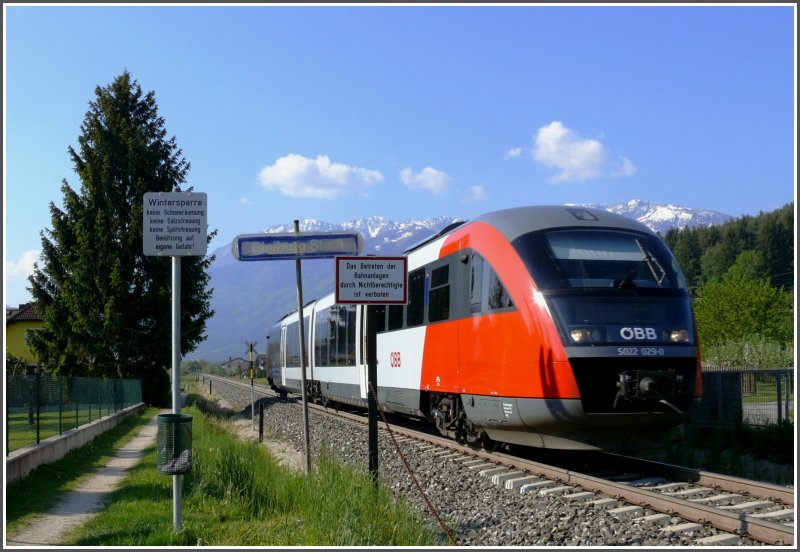5022 029-0 trifft als R4544 in Bleiburg Stadt ein. Die Wintersperre des Fussweges ist wohl aufgehoben, aber am Petzen im Hintergrund liegt auch immer noch Schnee. (14.05.2008)