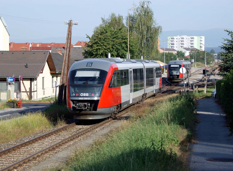5022 044 fhrt am 06.09.2008 in Oberwart ein. 
Mit dem im Bahnhof abgestellten 5022 048 wird er dann als Tandem die Fahrt nach Friedberg antreten.