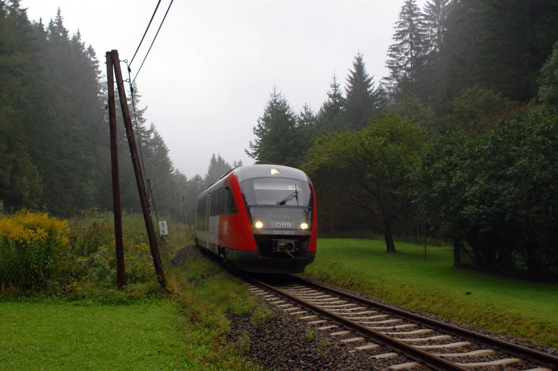 5022 046 als REX/R2703 von Wiener Neustadt Hbf nach Fehring, kurz vor der ehemaligen Haltestelle M�nichkirchen, 18.09.2009.