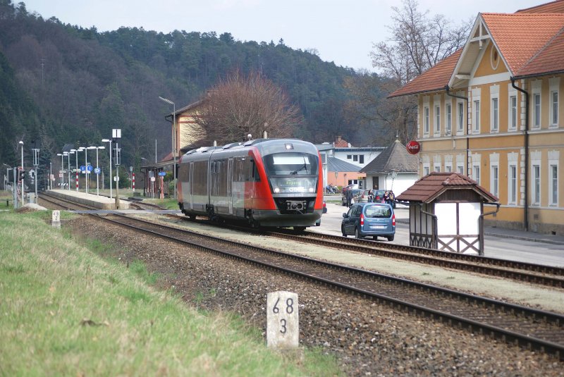 5022 059 fhrt am 03.04.2009 als Regionalzug nach Aspang hier bei der Ausfahrt aus Seebenstein, nchster Halt, Gleienfeld. 
