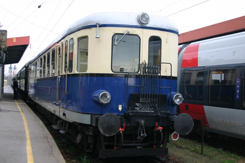 5042 014-0 am Zugschluss eines Sonderzuges am 17.4.2006 im Bahnhof Tulln.