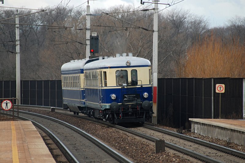 5042.14 als Sdz 16142 von Wien Sdbahnhof (Ostseite) nach Retz kurz vor der berquerung der Donau am Praterkai. Die Aufnahme ist am 28.02.2009 entstanden.