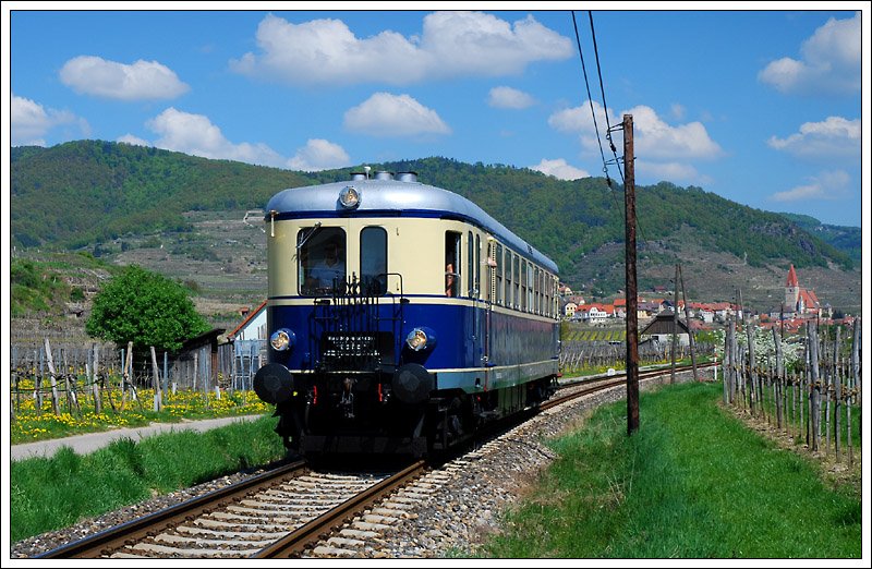 5042.14 als Sdz R 16260 am 19.4.2009 kurz nach Weienkirchen in der Wachau.