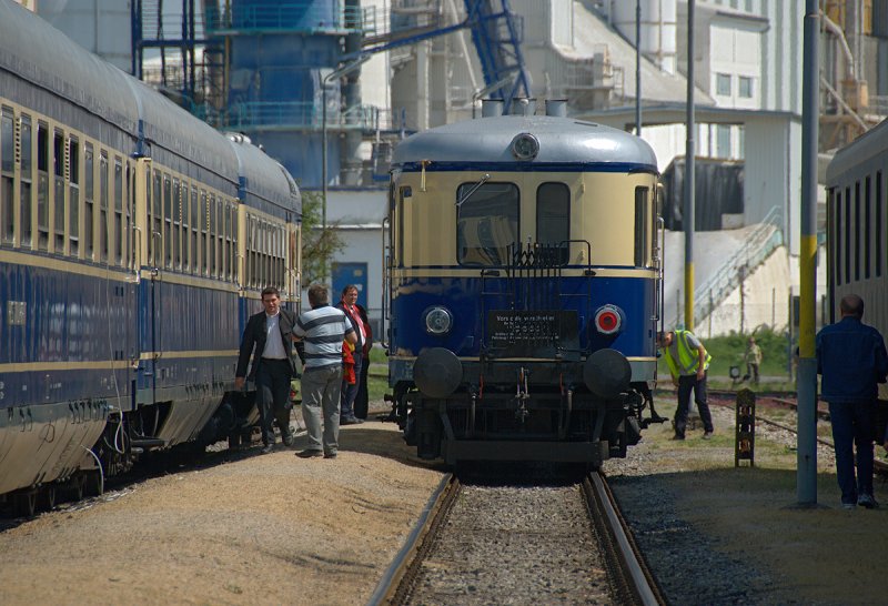 5042.14 wartet am 03.05.2009 im Bahnhof von Ernstbrunn auf weitere Eins�tze f�r Nostalgiefahrten.