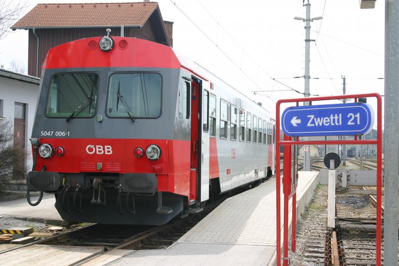5047 006-1 wartet am 17.4.2006 im Bahnhof Schwarzenau auf die Abfahrt nach Zwettl.