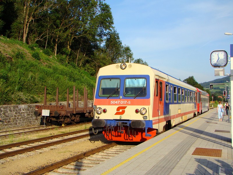 5047 017-8 in Bahnhof Traisen.21.07.2009
