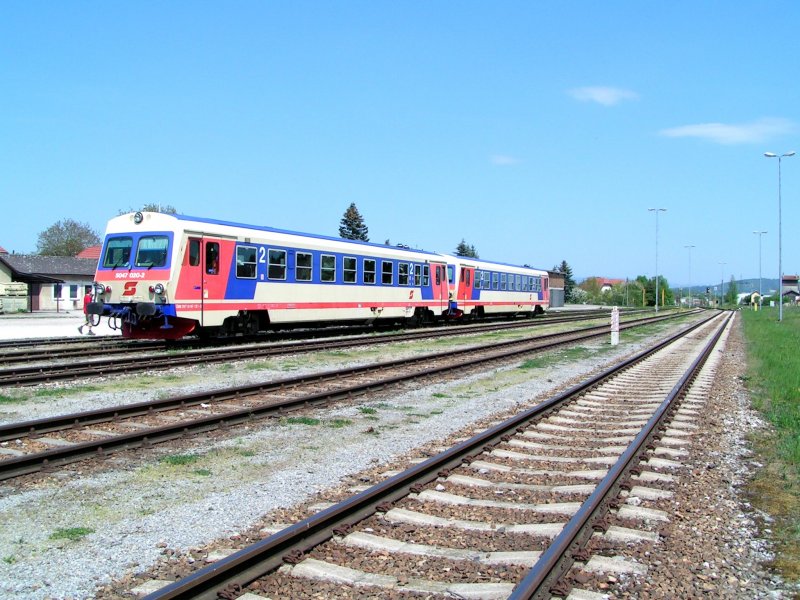 5047 020-2 + 010-3 verlassen als R7015 den Bhf. Wieselburg/Erlauf;090421