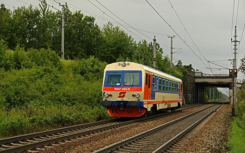 5047 023-6 ist als Leerfahrt zwischen Wels und Marchtrenk unterwegs, im Hintergrund das �berschneidungsbauwerk f�r die Einfahrt zum Verschubbahnhof Wels (22.07.2008)