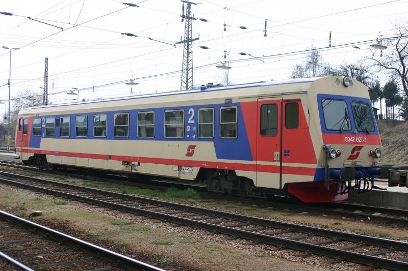 5047 027-7 wartet am 17.4.2006 im Bahnhof Sigmundsherberg auf seinen nchsten Einsatz.