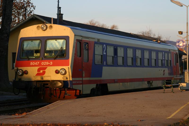 5047 029-3 am 11.12.2005 im Bahnhof Eisenstadt.