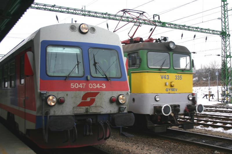 5047 034-3 der BB und die V43 335 der GySEV am 7.2.2006 im Bahnhof Sopron.