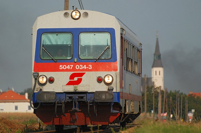5047 034 als R 7274 auf den Weg nach Obersdorf. Das Foto ist am 20.09.2009 zwischen Bockflie� und Gro0 Engersdorf entstanden.