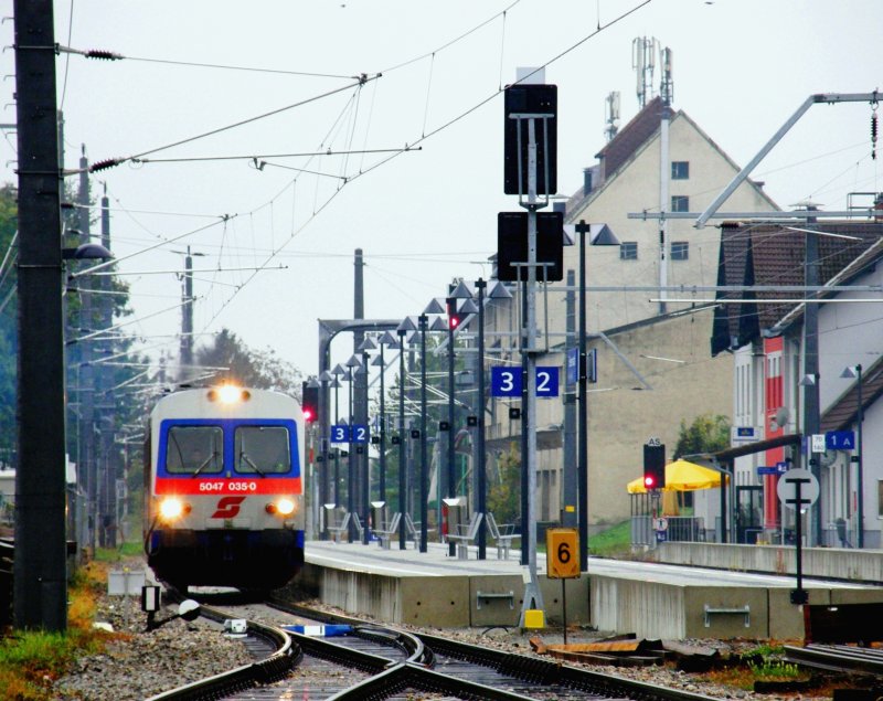 5047 035-0 h�lt als R 7820 im neu elektrifizierten 
Bahnhof Eisenstadt. 10.10.09