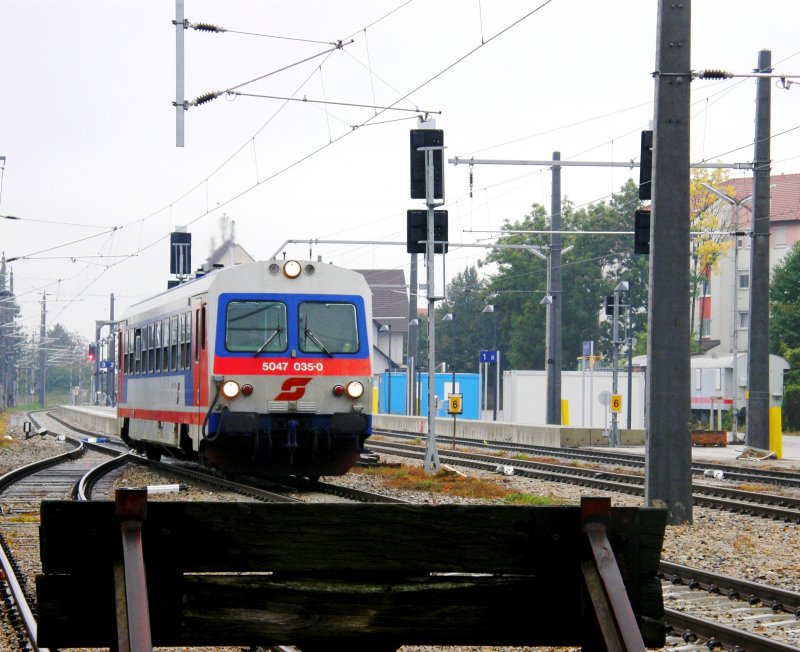 5047 035-0 verl�sst als R 7820 den Bahnhof Eisenstadt. 10.10.09