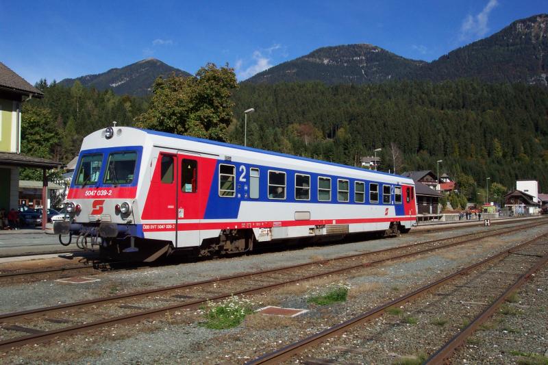 5047-039-2 von Villach nach Ktschach-Mauthen in Hermagor/Gailtal am 09.10.2003.  Die Wagen laufen sehr leise, lassen aber das eigentliche Flair des Dieseltrommelns der BR 2043 missen. 